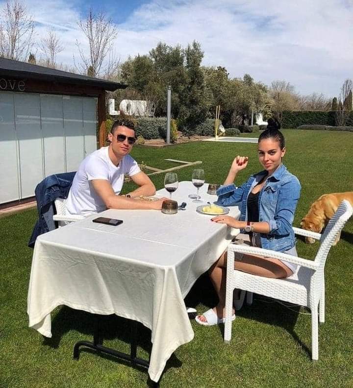 Ronaldo Enjoys Holiday with Georgina